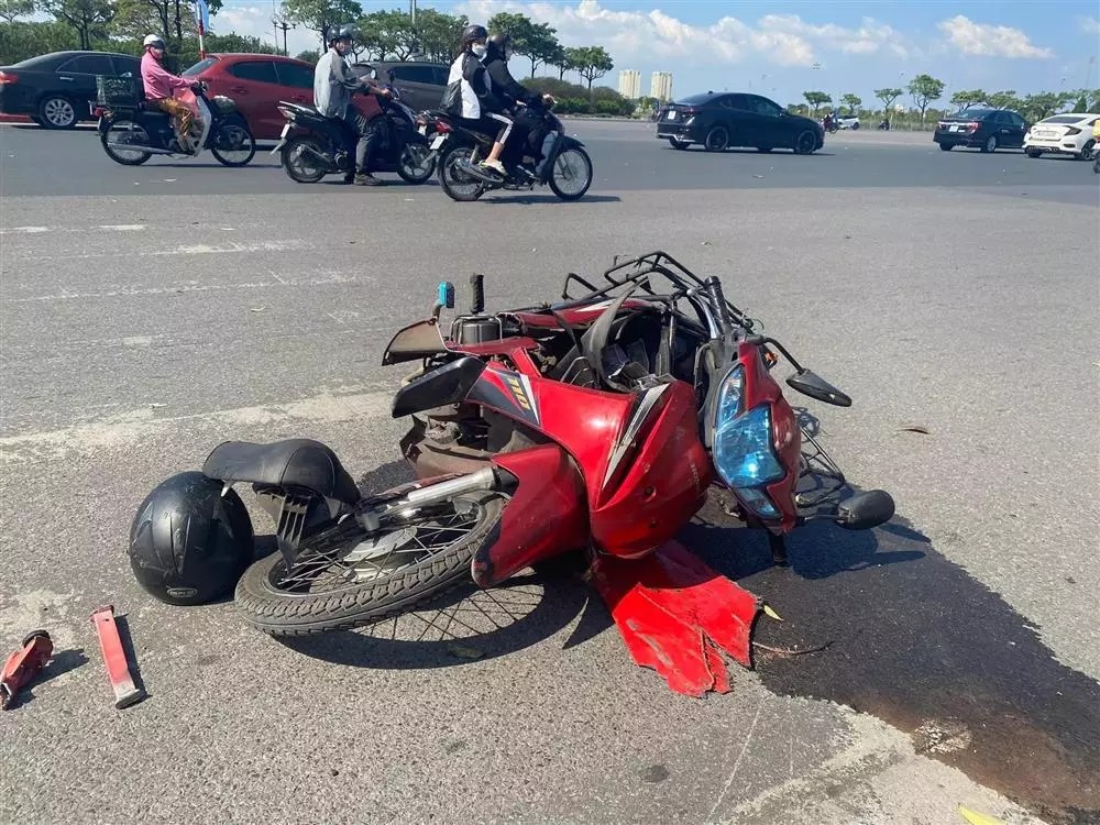 Siêu xe bị hư hỏng phẩn đầu còn xe máy bị gãy làm đôi