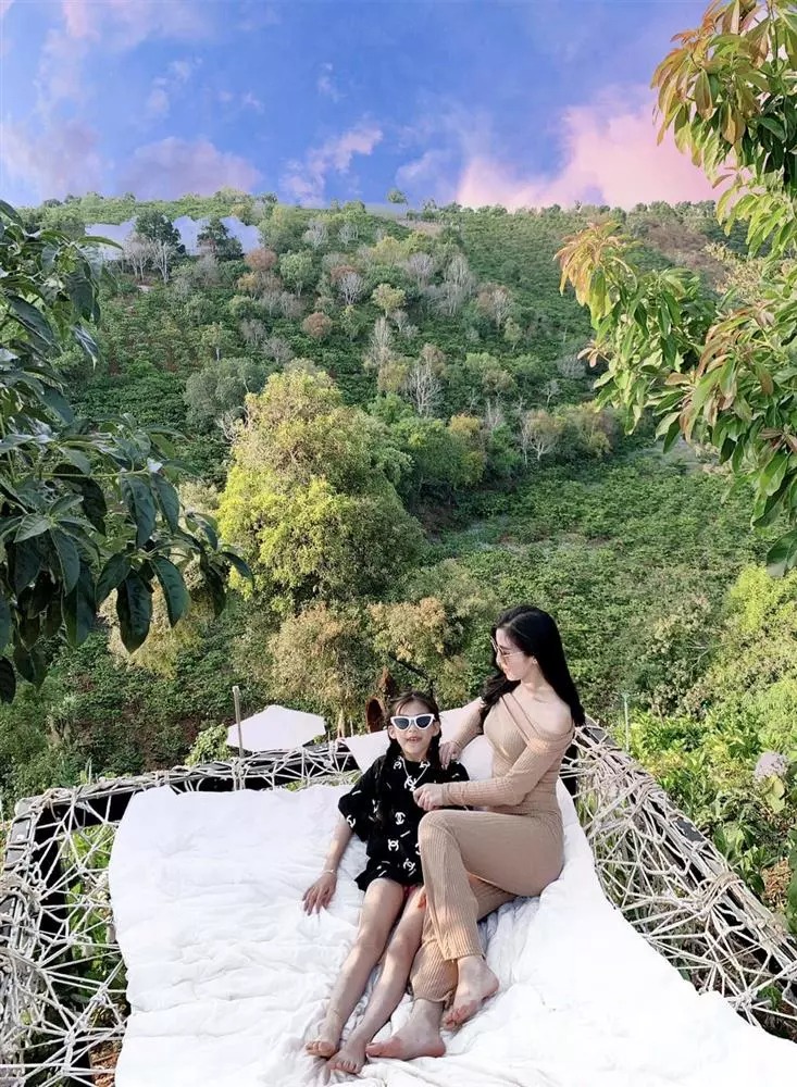 Những tưởng cuộc sống của cô nàng cứ thế nhẹ nhàng qua đi nhưng vài năm sau cô tâm sự đã ly hôn chồng và quyết định làm mẹ đơn thân.