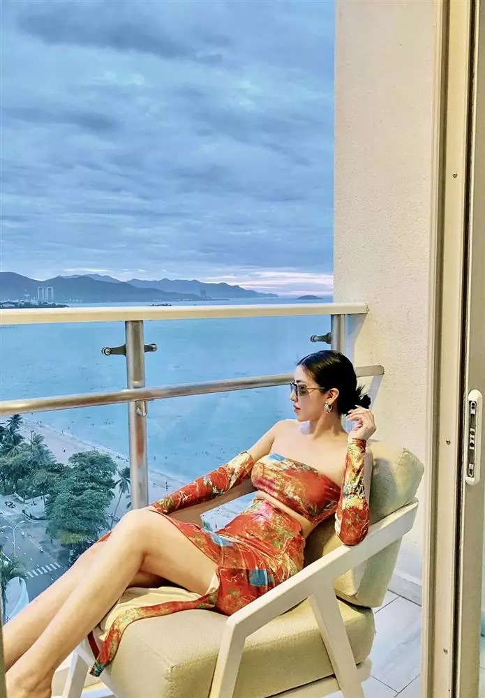 Cô chuộng những bộ đồ bó sát, cúp ngực, cắt xẻ sâu để khoe trọn đường cong cơ thể.​​​​​​​