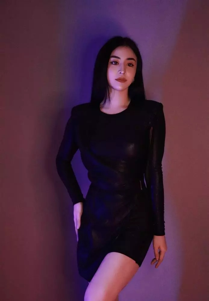 Chia tay chồng cũ, cô từng tiết lộ hẹn hò với một chàng trai bằng tuổi. Tuy nhiên khoảng thời gian gần đây, cô chỉ đăng tải những 