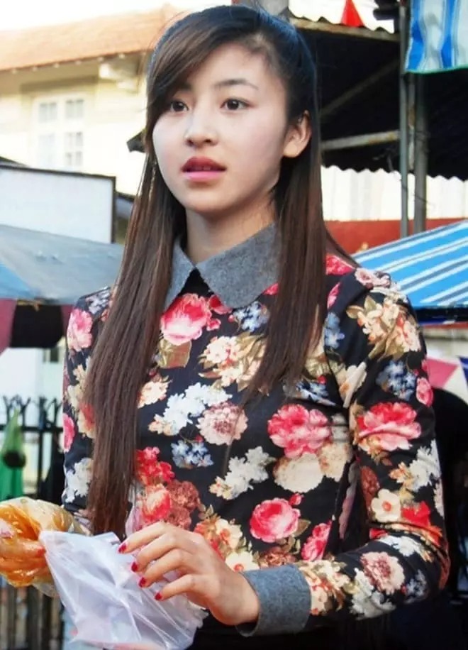 Không nhận ra hot girl bánh tráng trộn Đà Lạt sau 9 năm nổi tiếng-1 Cách đây 9 năm, cô gái bán bánh tráng trộn tên Lê Hoài Bảo Chi (đến từ TP. Đà Lạt, Lâm Đồng) từng khiến cư dân mạng xôn xao bởi khuôn mặt xinh như hot girl. Thời điểm đó, Bảo Chi khiến nhiều chàng trai tiếc nuối khi chia sẻ mình đã có gia đình và một cô con gái nhỏ.