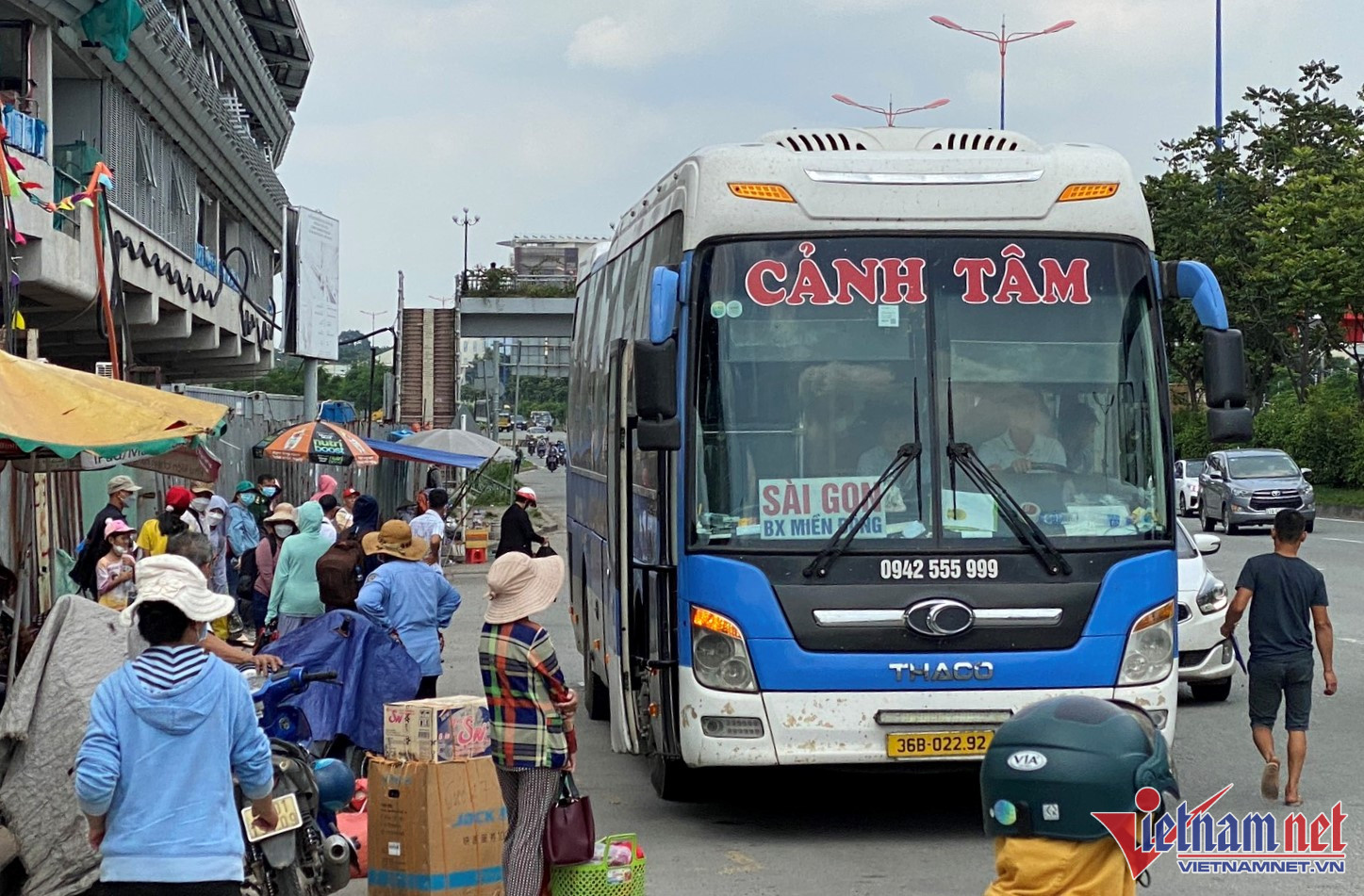 Xe khách đậu đón bắt khách sai quy định trên quốc lộ 1, đoạn gần bến xe Miền Đông mới