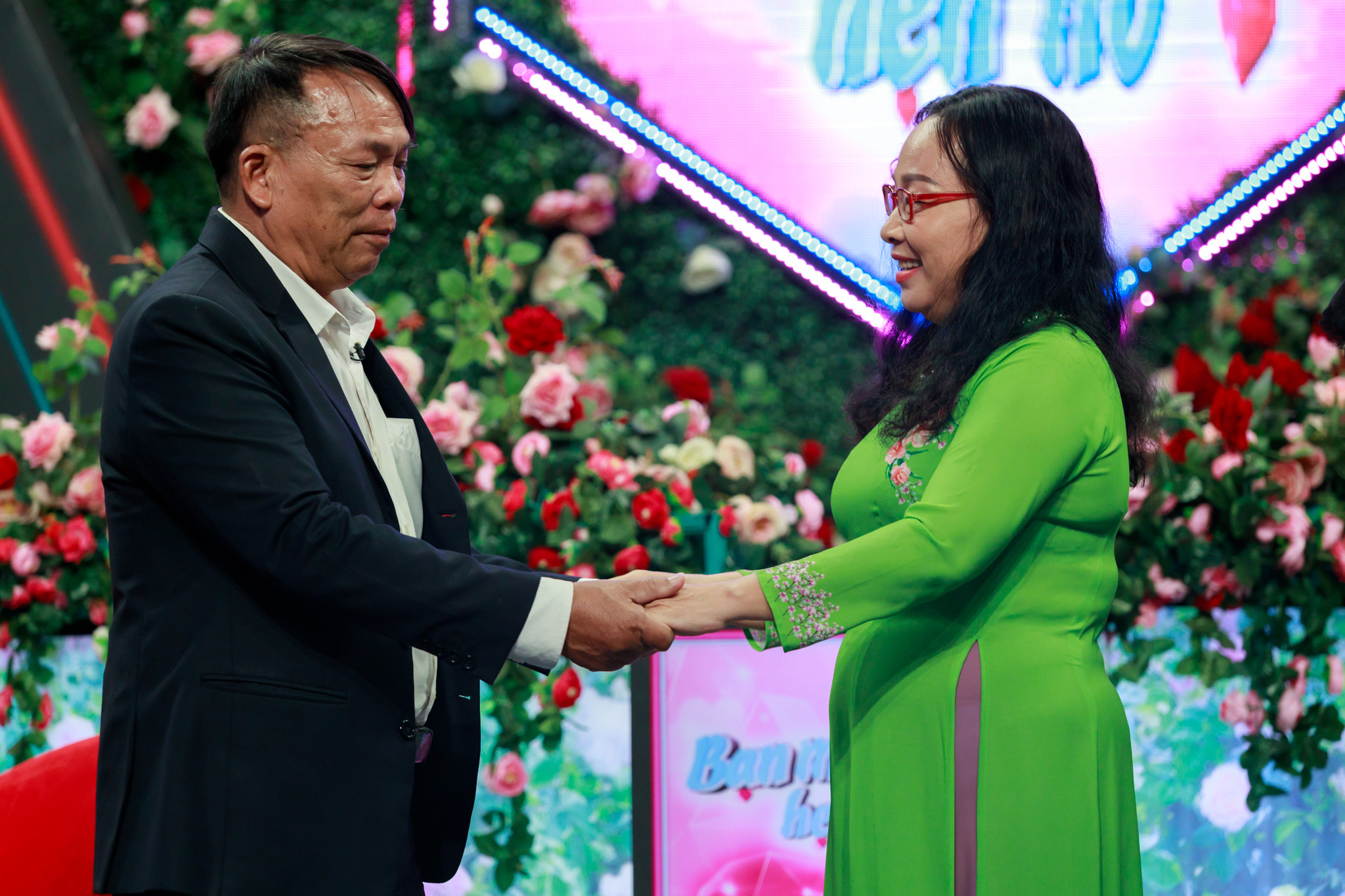 Hai ông bà quyết định bấm nút đồng ý hẹn hò.