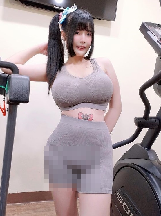 Trong những bức ảnh này, cô nàng khoe trọn vẻ đẹp cơ thể với vòng một khủng, vòng eo thon thả và vòng ba nảy nở, săn chắc.