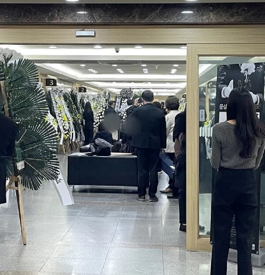 Tang lễ của Lee Ji Han diễn ra vào ngày 1/11 tại Bệnh viện Myeong Ji.