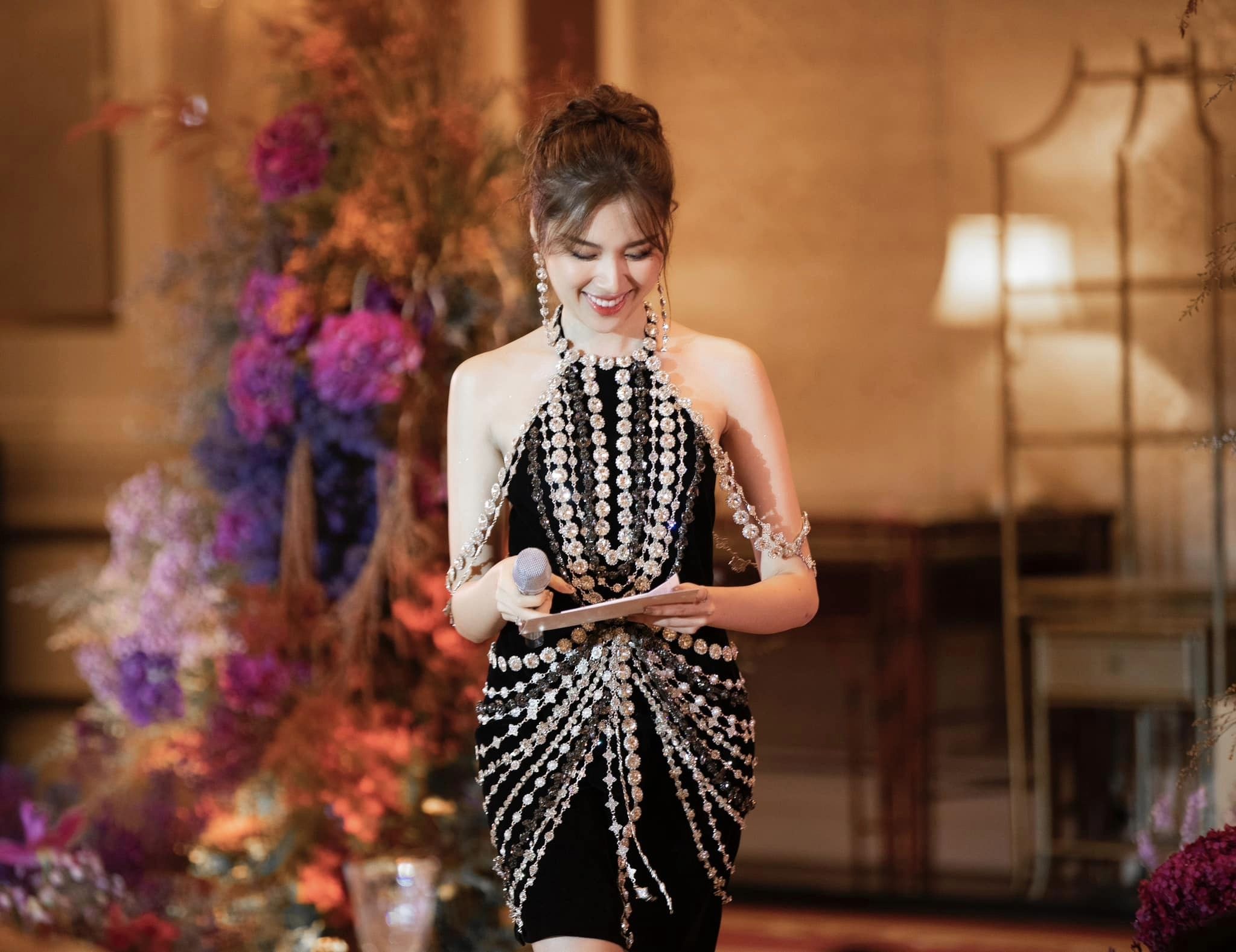 Thanh Huyền cũng nhiều lần gây chú ý check-in bên chiếc Mercedes-AMG G63 có giá niêm yết sương sương 13 tỷ.