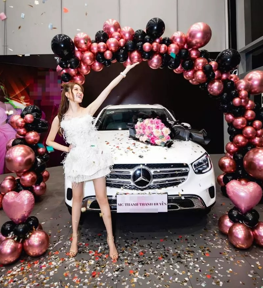 Mới nhất, cô tậu chiếc xe màu trắng, có giá không dưới 2 tỷ đồng.