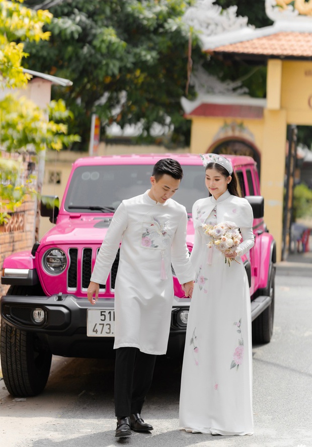 Ngân Anh và Phan Tô Ny có những cử chỉ ngọt ngào, cả hai luôn nắm chặt tay nhau