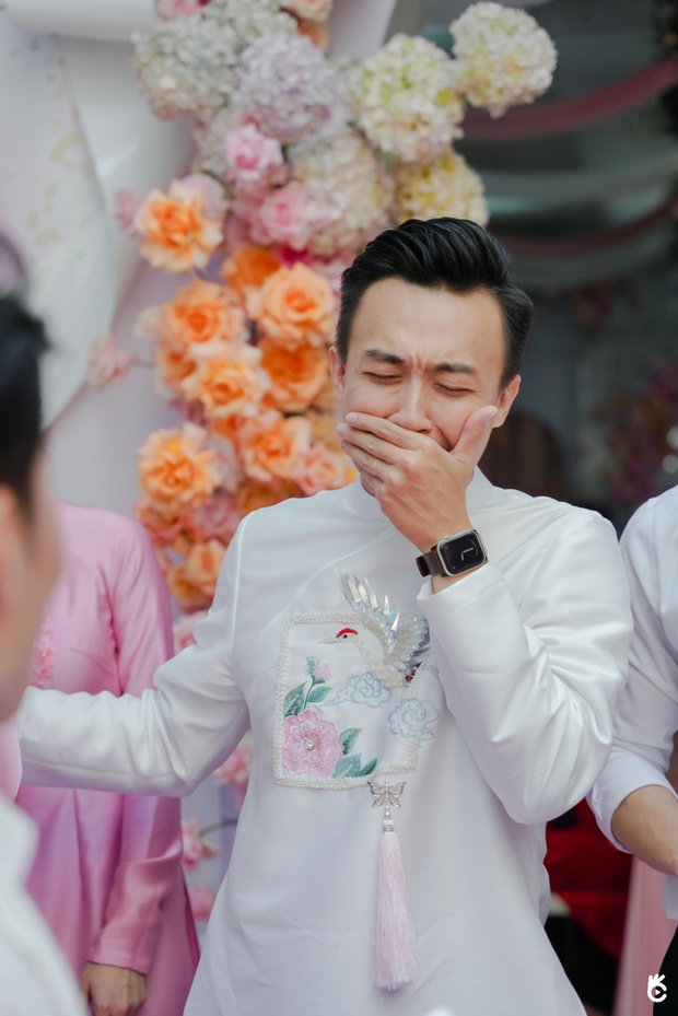 Chú rể có biểu cảm hài hước khi phải vượt qua các thử thách của nhà gái trước giờ vào đón dâu