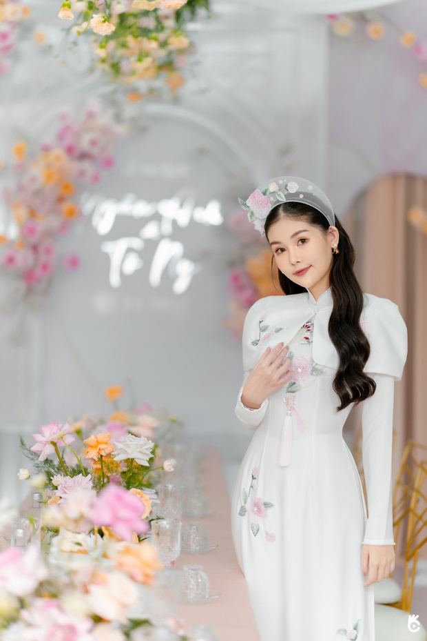 Hoa hậu Ngân Anh diện áo dài trắng truyền thống trong ngày trọng đại