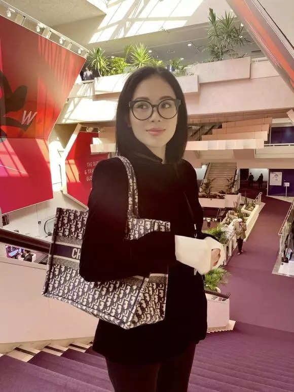 Dạo gần đây nàng mẫu cũng chuộng những trang phục rộng rãi, thoải mái.