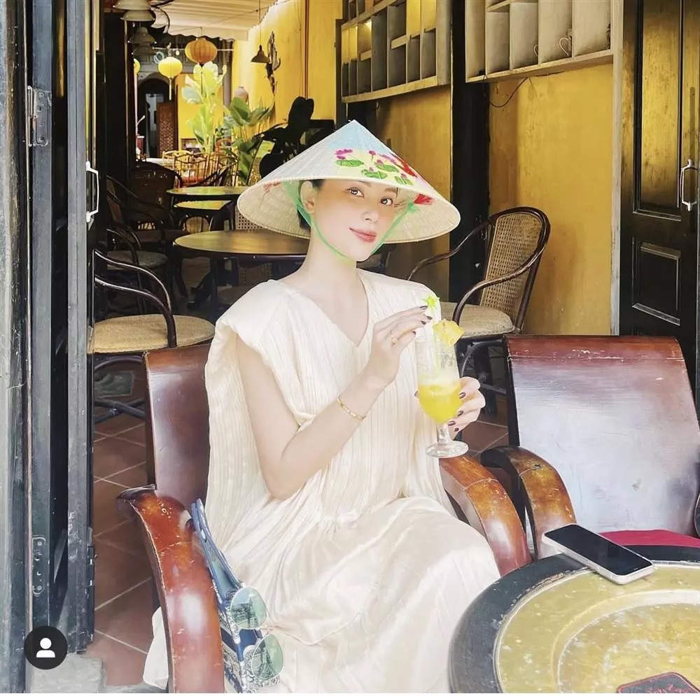 Trang phục khiến Linh Rin dính nghi vấn bầu bí.