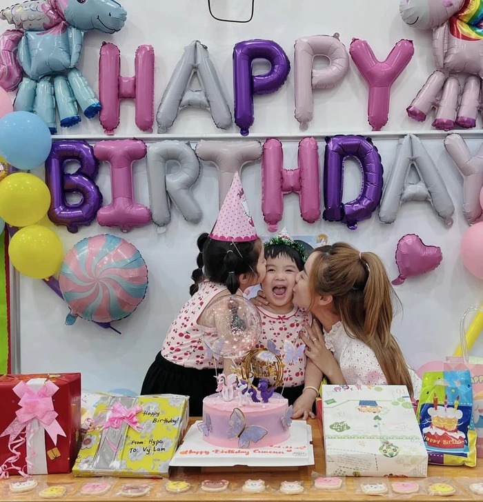 Cô bé hạnh phúc với nhiều quà, bánh