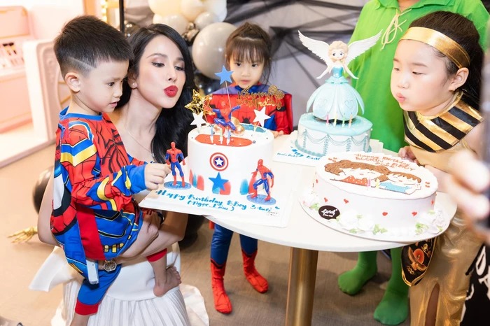 Khoảnh khắc ba mẹ con người đẹp cùng thổi nến bánh gato