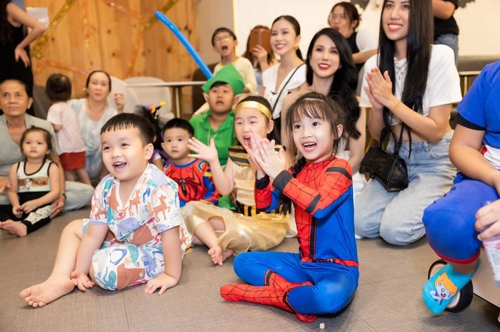 Ba mẹ con Diệp Lâm Anh đã có khoảng thời gian đầy ý nghĩa bên cạnh bạn bè thân thiết