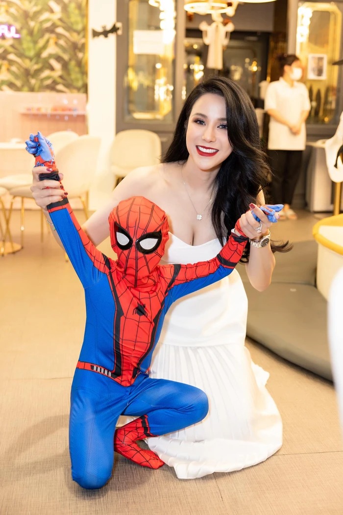 Diệp Lâm Anh sẵn sàng chiều chuộng con trong việc hóa trang thành nhân vật Người nhện