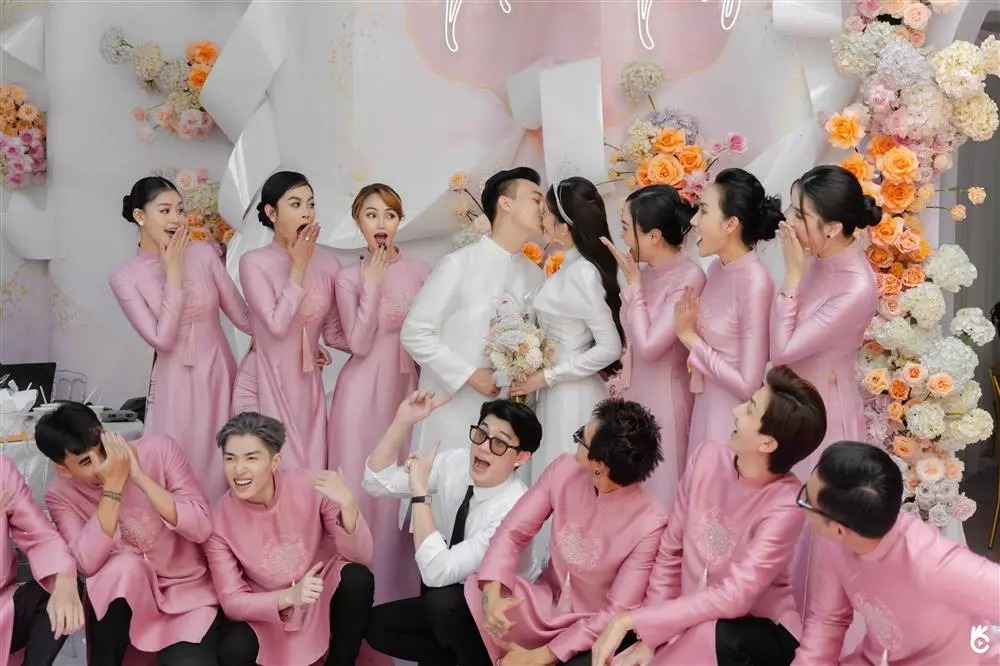 Hình ảnh Lê Âu Ngân Anh hạnh phúc bên ông xã Phan Tô Ny trong đám hỏi (Ảnh Vietnamnet)