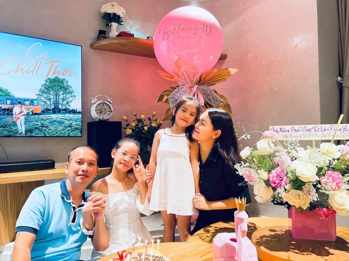 Phạm Quỳnh Anh hội ngộ chồng cũ tổ chức sinh nhật cho con gái.