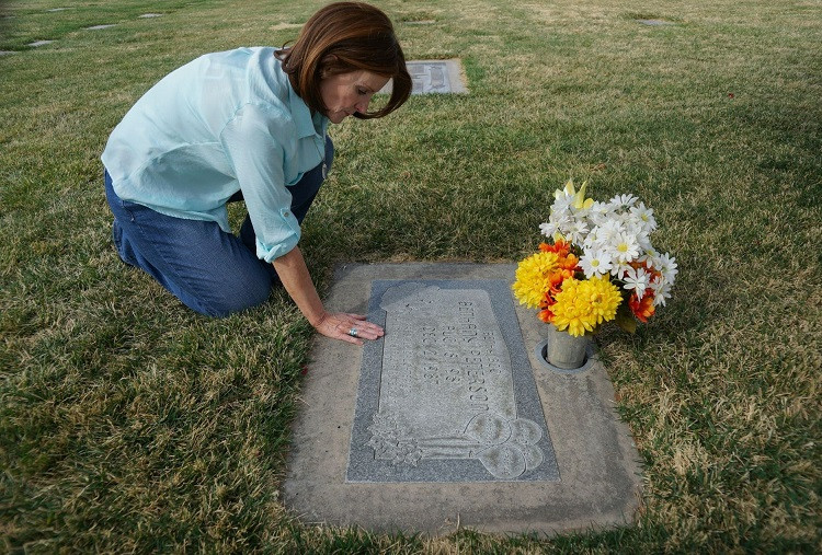 Bà Claudia Peterson quỳ gối trước mộ của con gái