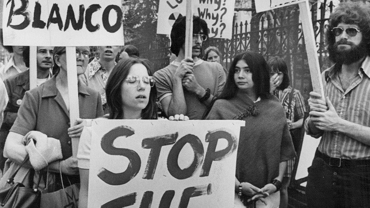 Người biểu tình bên ngoài dinh thự của Thống đốc Colorado phản đối thử hạt nhân