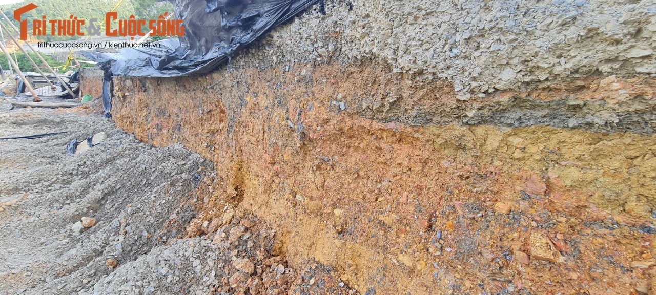 Kết cấu mặt đường lộ ra.