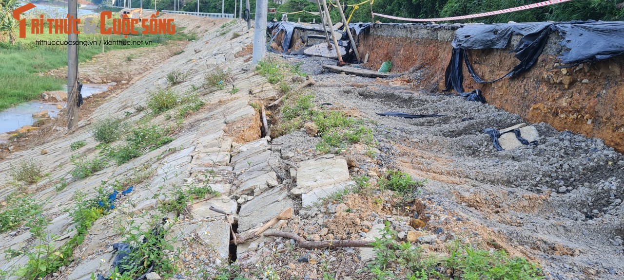 Không chỉ mặt đường mà lề đường cũng bị sạt lở, sụt lún nghiêm trọng.