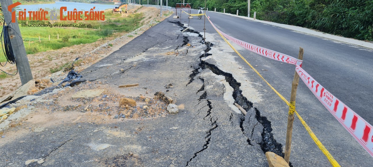 Đáng chú ý, tại nhiều đoạn đường được thảm nhựa đã xuất hiện nhiều vết nứt lớn.
