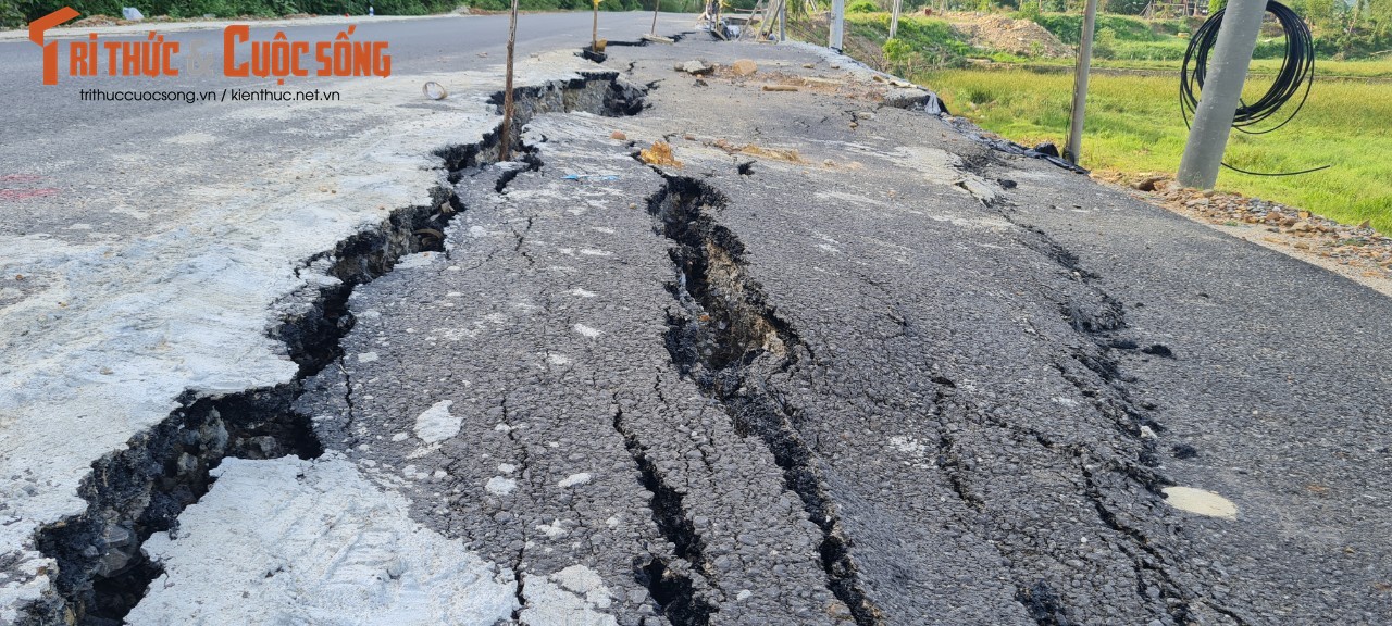 Vết nứt xuất hiện ở nhiều vị trí.