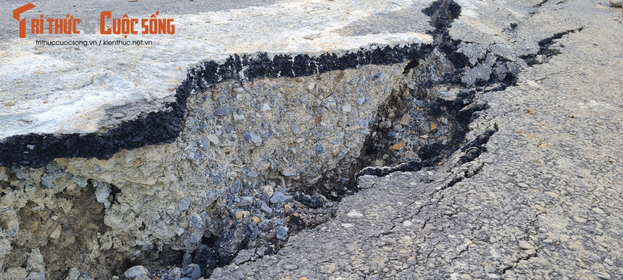 Mặt đường nứt toác, sụt lún .