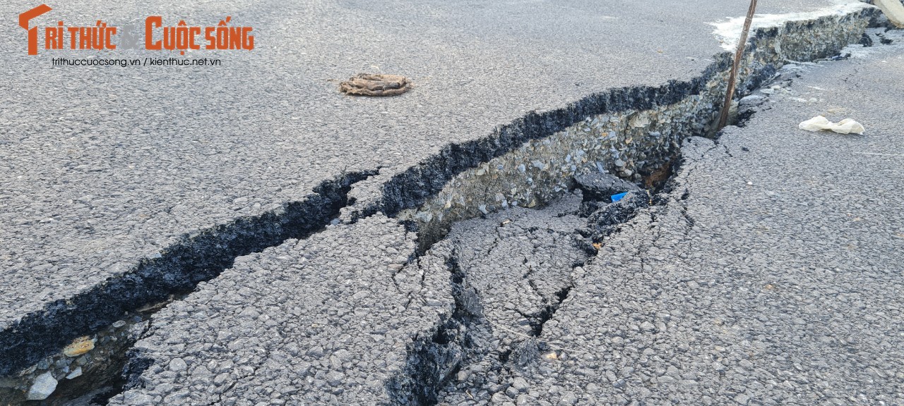 Vết nứt lớn chạy dọc, chạy ngang tại nhiều vị trí trên tuyến đường trăm tỷ.