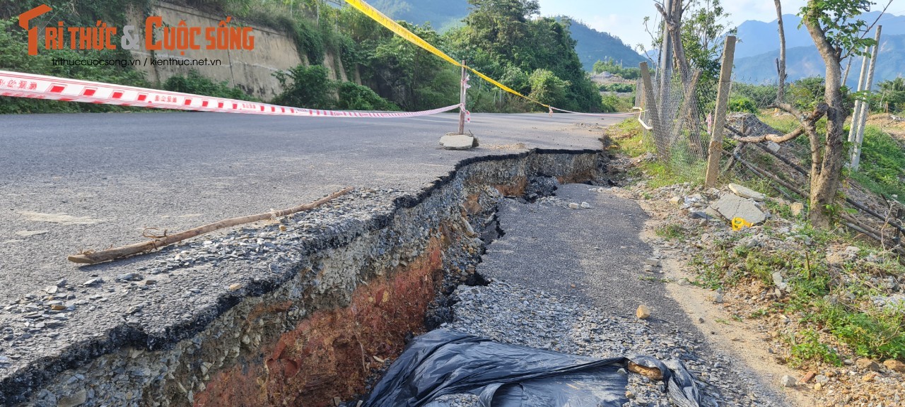 Tại nhiều đoạn trên tuyến ĐT 601, cũng xuất hiện hiện tượng sụt lún nghiêm trọng.
