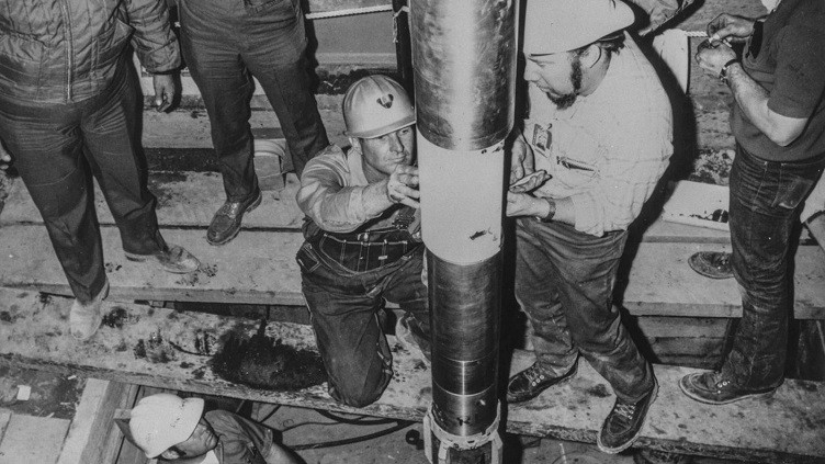 Một trong ba thiết bị hạt nhân 33 kiloton của Rio Blanco được chuẩn bị cho kích nổ