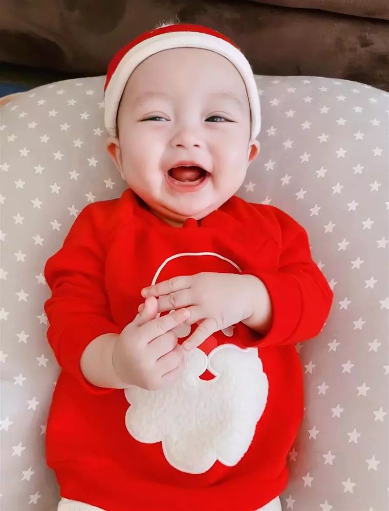 Loạt khoảnh khắc đáng yêu của con trai thứ 4 nhà Bằng Kiều.