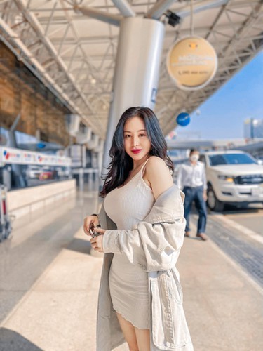 Bên cạnh đó, “hiện tượng mạng” 9X cũng đính kèm bức ảnh diện áo cup ngực, khéo léo khoe vòng 1 gợi cảm.