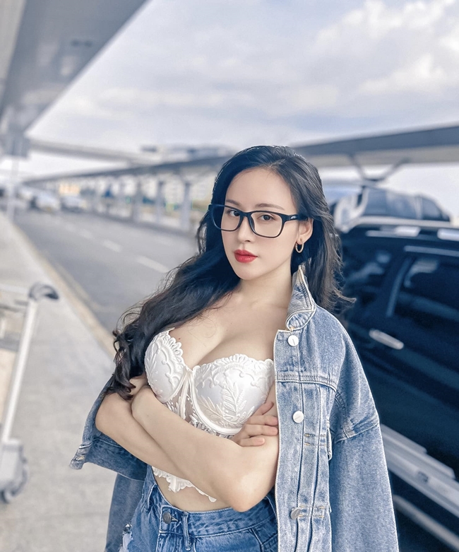 Hot girl Huyền Anh hay còn được gọi với biệt danh Bà Tưng (sinh năm 1993, tại Nghệ An) nổi lên như một hiện tượng mạng nhiều năm trước. Vóc dáng nóng bỏng cùng phong cách thời trang gợi cảm, táo bạo của cô nhận về nhiều ý kiến trái chiều và trở thành đề tài bàn tán cho đến bây giờ.