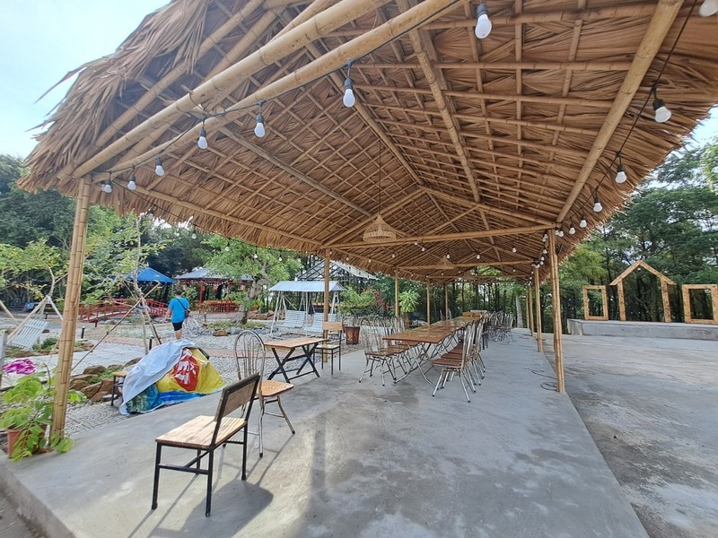 Đất rừng phòng hộ biến thành nơi kinh doanh dịch vụ trái phép. 