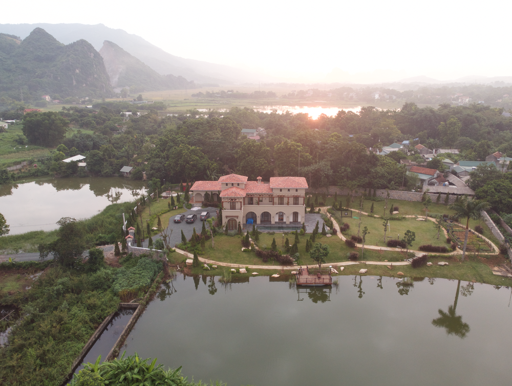 Đáp ứng mong muốn đó, kiến trúc sư đưa bố cục nhà hai khối, đóng ở mặt trước và mở ra phía hồ lớn. Ảnh: Wuyhoang Studio