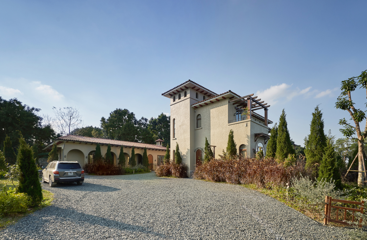 Đi qua cổng là sân trong của 2 khối nhà. Cách bố trí này giúp tạo sân trước kết hợp đỗ xe thuận tiện và khiến cho khách đến chơi tò mò về vẻ đẹp của ngôi nhà. Ảnh: Wuyhoang Studio