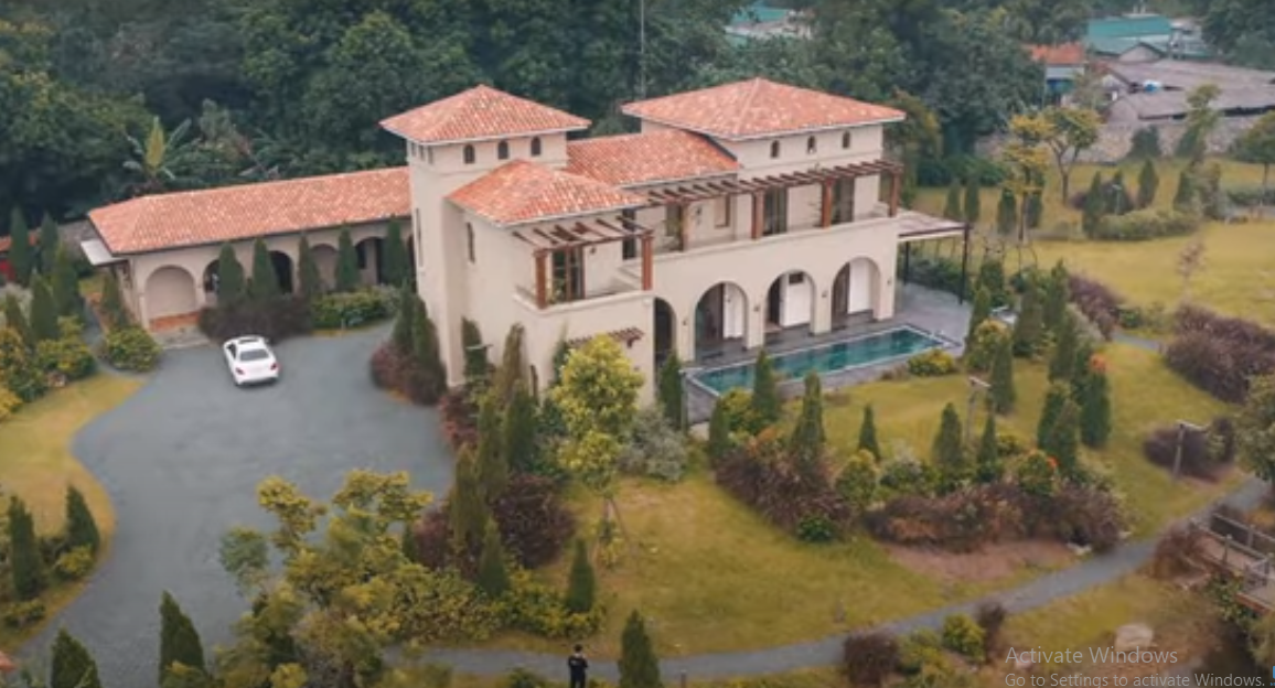 Mới đây, kênh YouTube NhaF giới thiệu một căn biệt thự rộng tới 3.500m2 mang đậm phong cách Italy tại Lương Sơn (Hoà Bình). Ảnh: NhaF