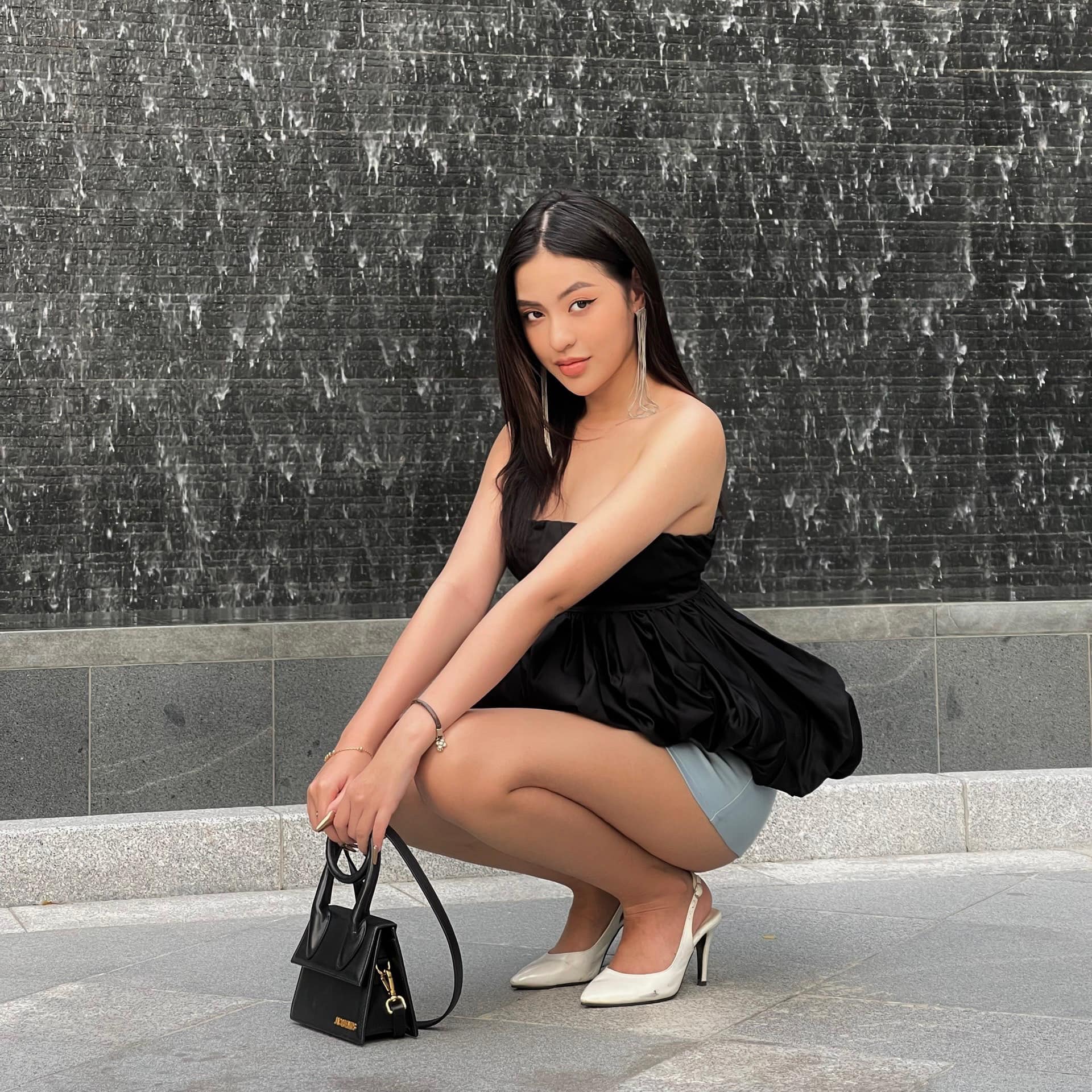 Dưới phần bình luận netizen bàn tán rôm rả về diện mạo của hot girl TikTok, trong khi một số cho rằng cô nàng 