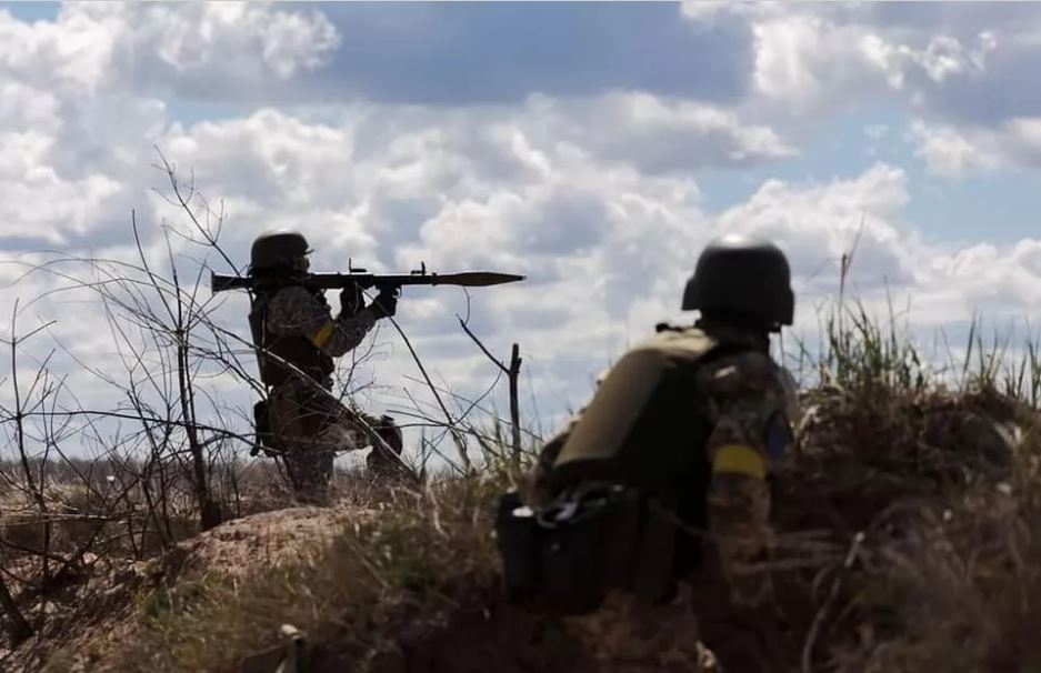 Theo hướng Vleda, cuộc tấn công của Nga tại làng Pavlovka gần như bế tắc do quân đội Ukraine trong khu vực vẫn còn mạnh và có các công sự kiên cố. Đồng thời, có bằng chứng cho thấy các lực lượng Nga đang đạt được tiến bộ ở khu vực Marinka.