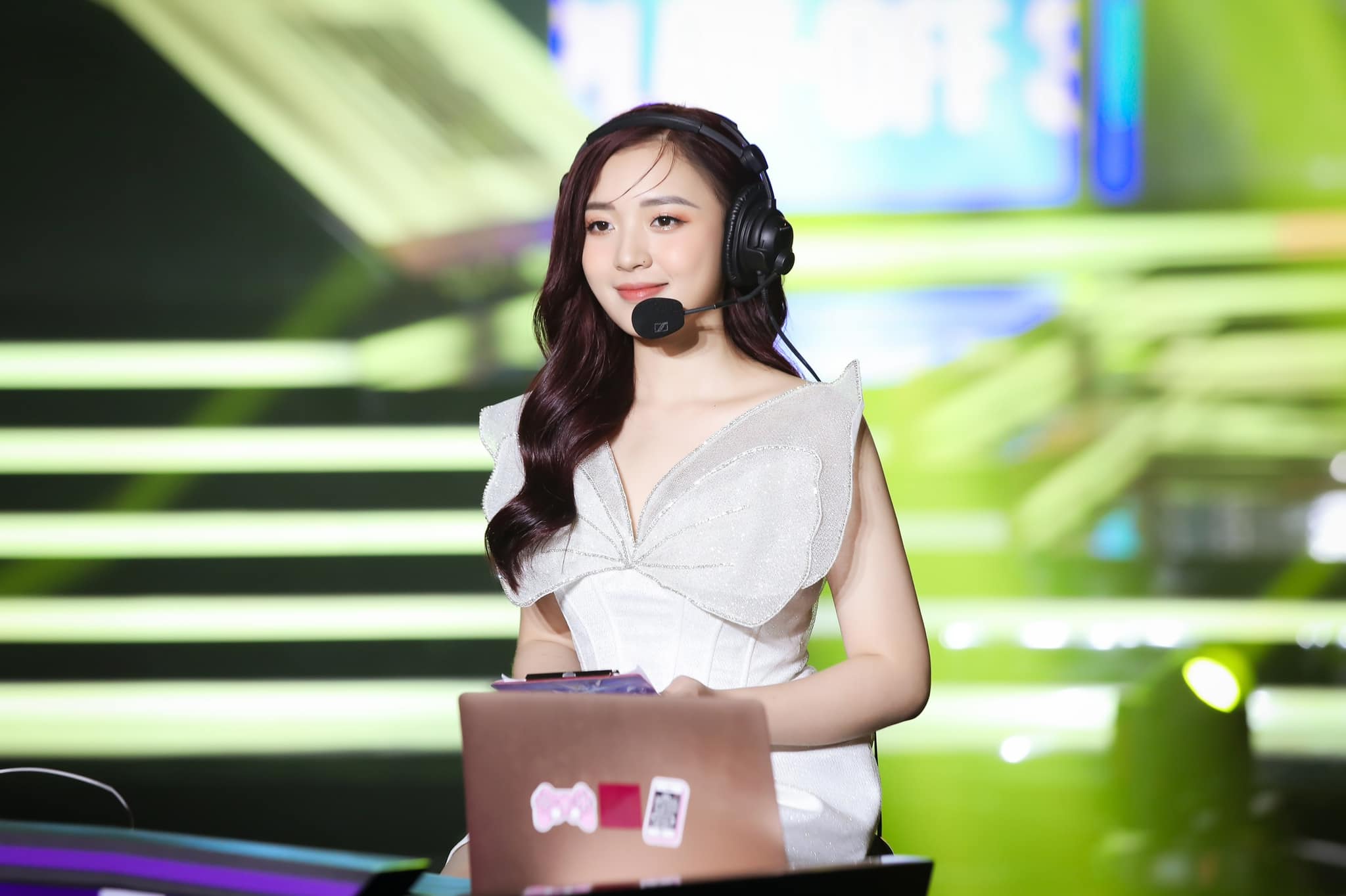 Nguyên nhân do hậu COVID-19, nữ MC mải mê làm việc quá mức, dẫn đến bị kiệt sức.