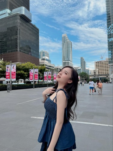 Có những ngày sốt và đau bụng quằn quại mà vẫn mỉm cười lên sân khấu rồi về nhà mới dám ngất. Có những tuần lên sóng trực tiếp 12 tiếng mỗi ngày, nhưng đặt chân về đến nhà vào lúc 11h đêm, vẫn ngồi làm kịch bản cho tới sáng.