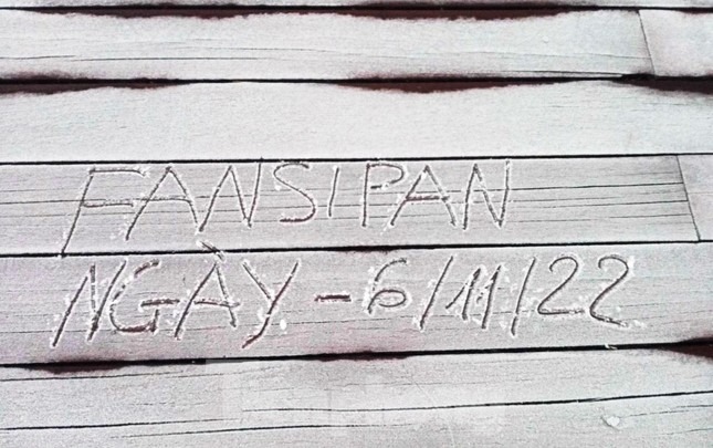 Lớp băng phủ trên mặt sàn của một điểm 