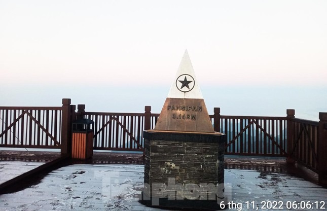 Đỉnh Fansipan có độ cao 3.143m so với mực nước biển. Nhiệt độ tại đây thường chênh lệch khá nhiều so với khu vực trung tâm Sa Pa và vùng thấp Lào Cai.