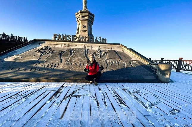 Theo thông tin từ Trạm Khí tượng Sa Pa, vào lúc 8h hôm nay (6/11), nhiệt độ tại trung tâm thị xã Sa Pa ghi nhận khoảng 7 đến 8 độ C, đỉnh Fansipan khoảng 3 độ C.