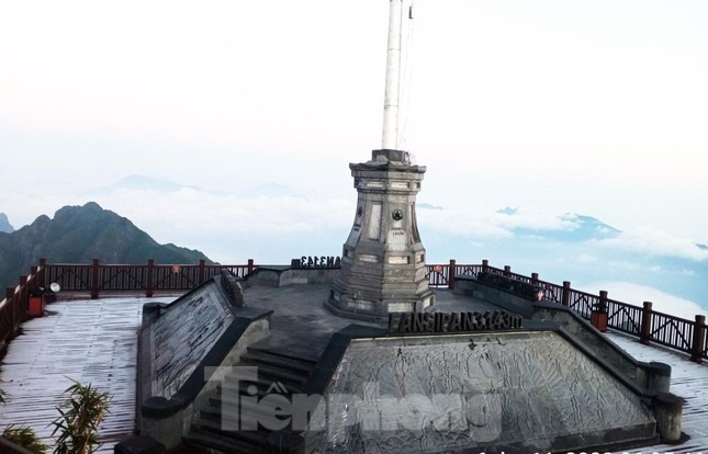 Vào lúc 5h hôm nay (6/11), nhiệt độ trên đỉnh Fansipan ghi nhận khoảng 0 độ C.