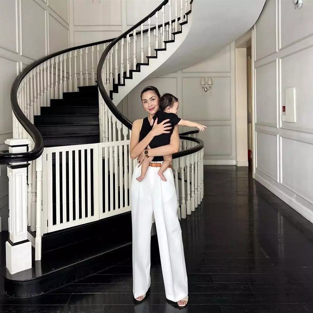 Hà Tăng bên nhóc tỳ Mason.