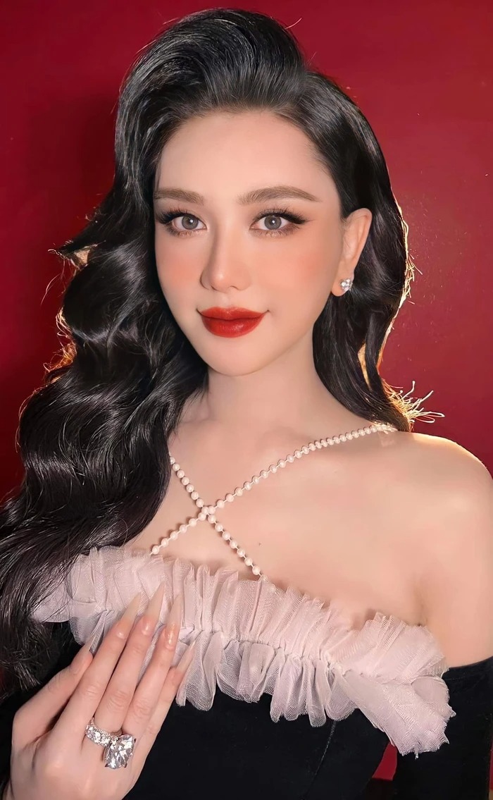 Hậu phẫu thuật thanh quản, công chúng đều hy vọng người đẹp sẽ sớm hồi phục sức khỏe và sở hữu giọng nói như mong ước