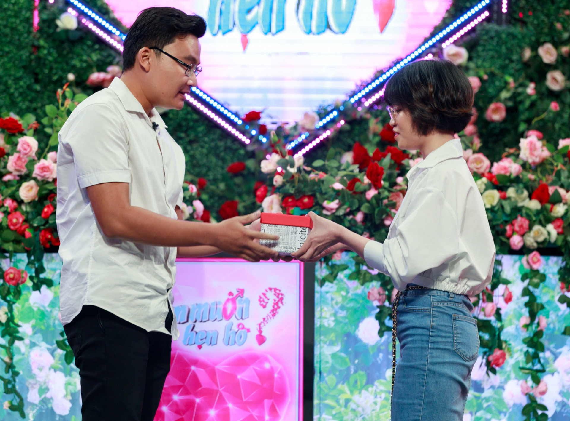 Khi đối diện nhau, cô gái chủ động xưng 